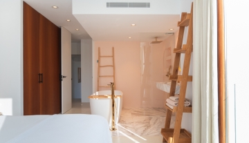 Resa Estates finca Can Floral Ibiza sale koop bathroom shower.jpg